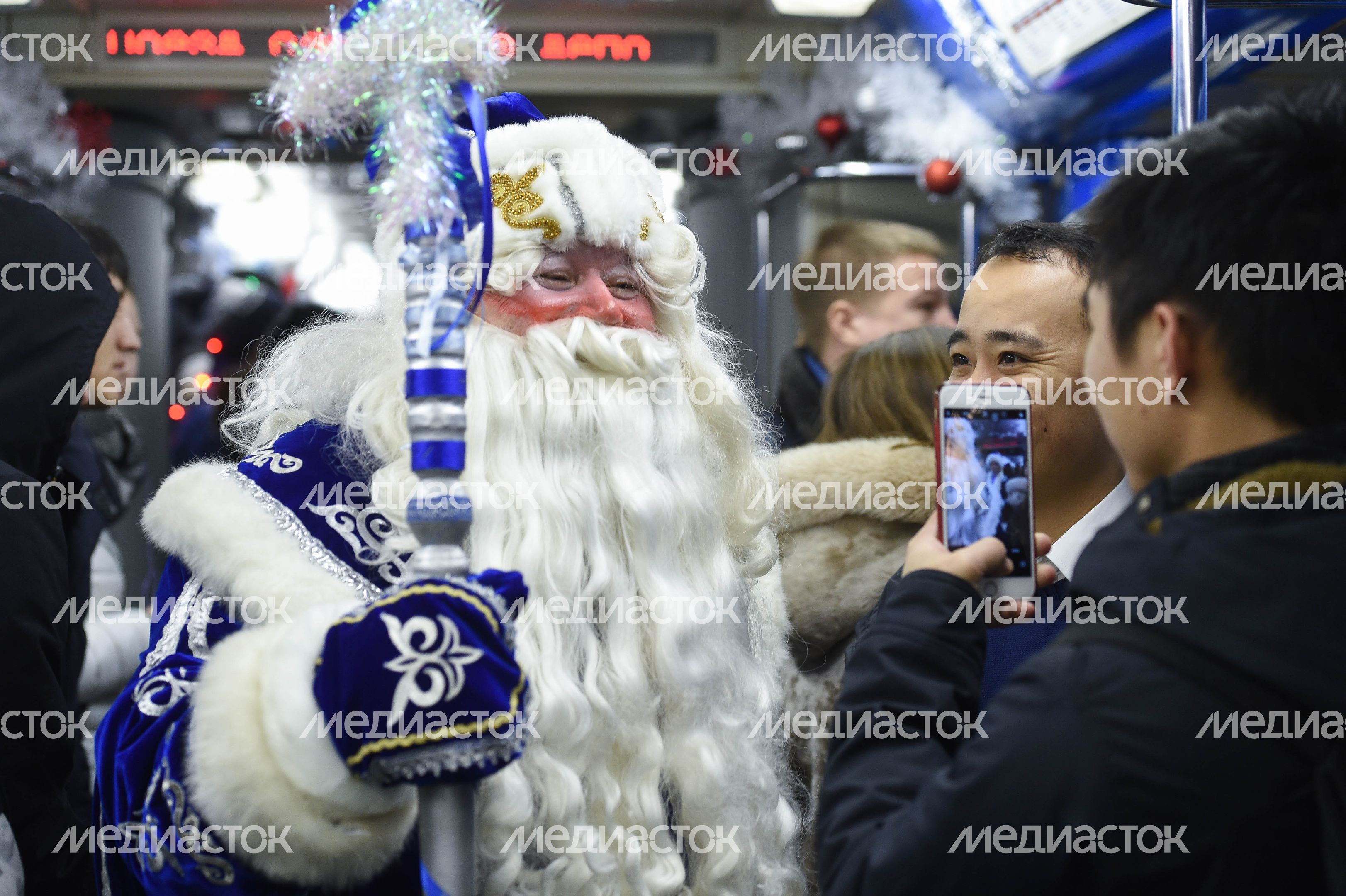 Запуск новогоднего поезда в Московском метрополитене Запуск новогоднего поезда в Московском метрополитене