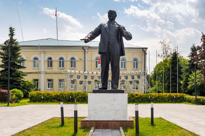 Памятник В.И. Ленину на Советской площади в Дмитрове