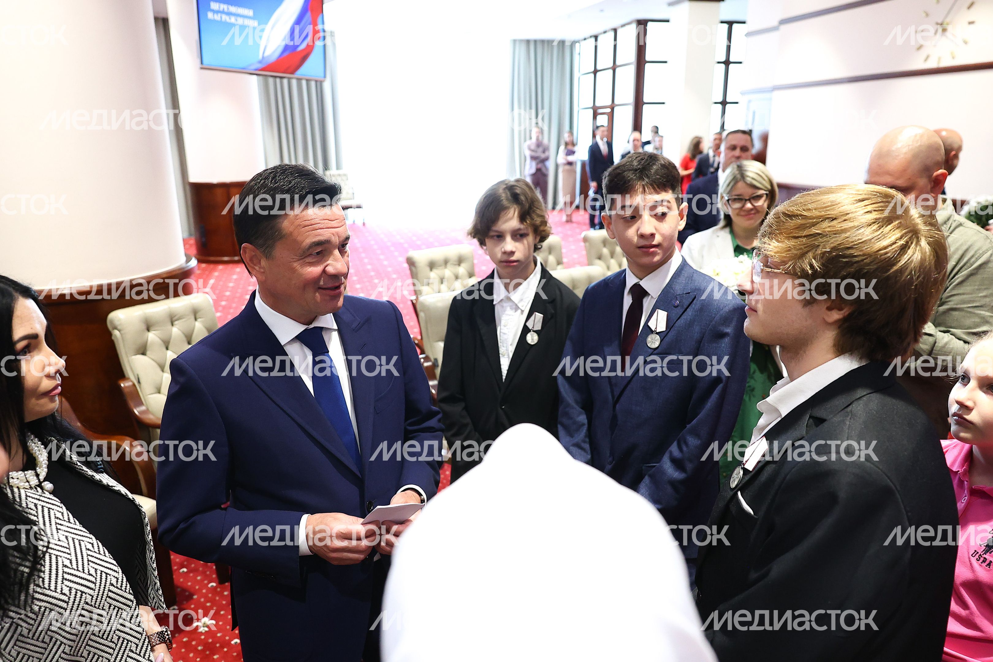 Андрей Воробьев наградил подростков, спасших людей в «Крокусе», а также работников образования и культуры