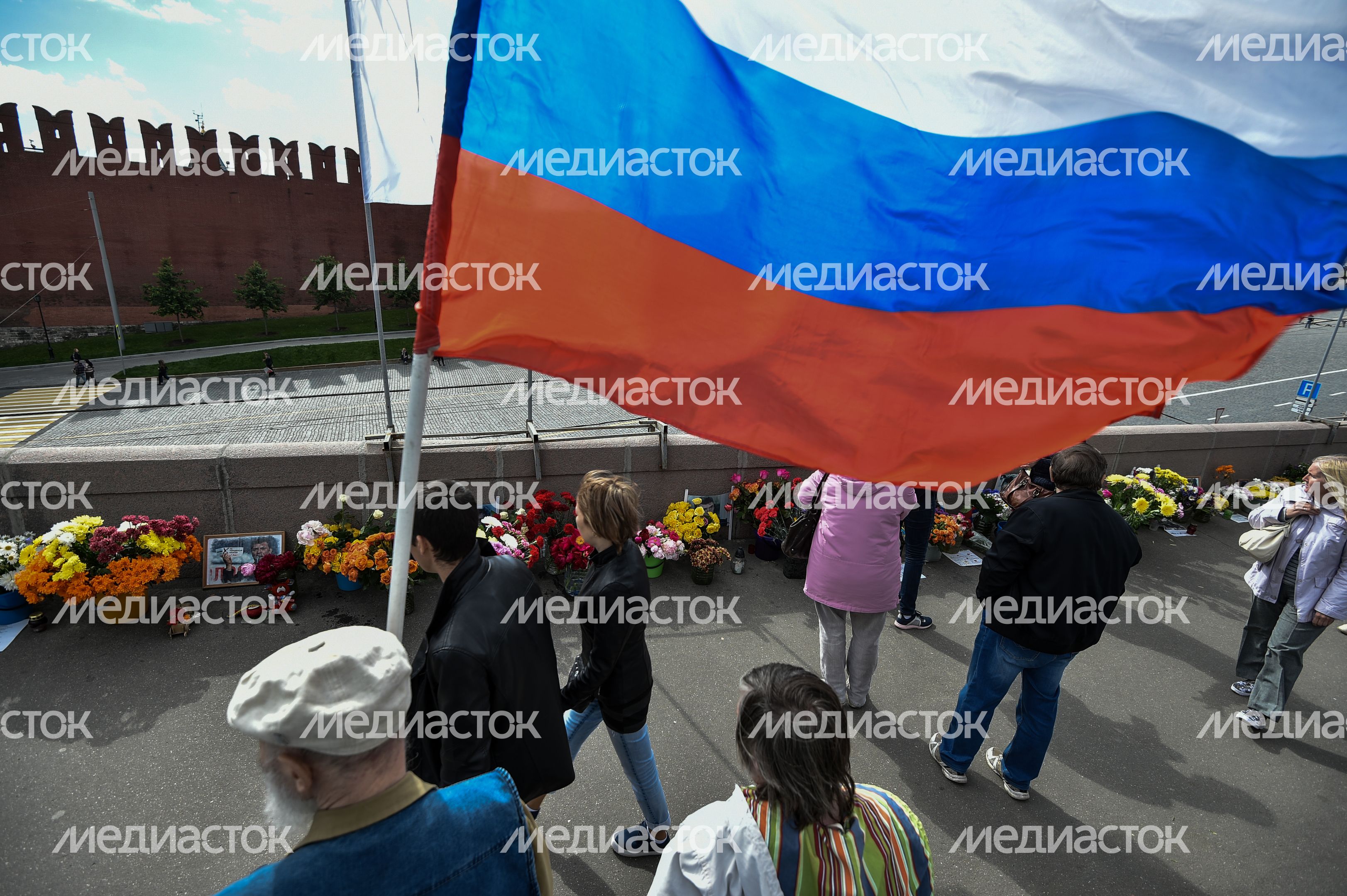 Возложение цветов к месту убийства Бориса Немцова в Москве Возложение цветов к месту убийства Бориса Немцова в Москве
