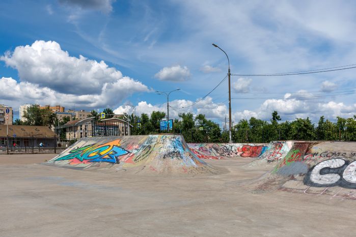 Скейт-площадка в Центральном парке Реутова летом