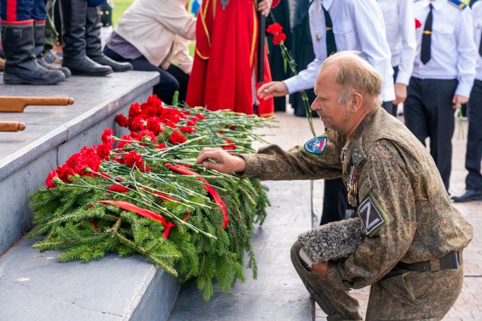 Возложение цветов на Батарее Раевского на Бородинском поле в День воинской славы России