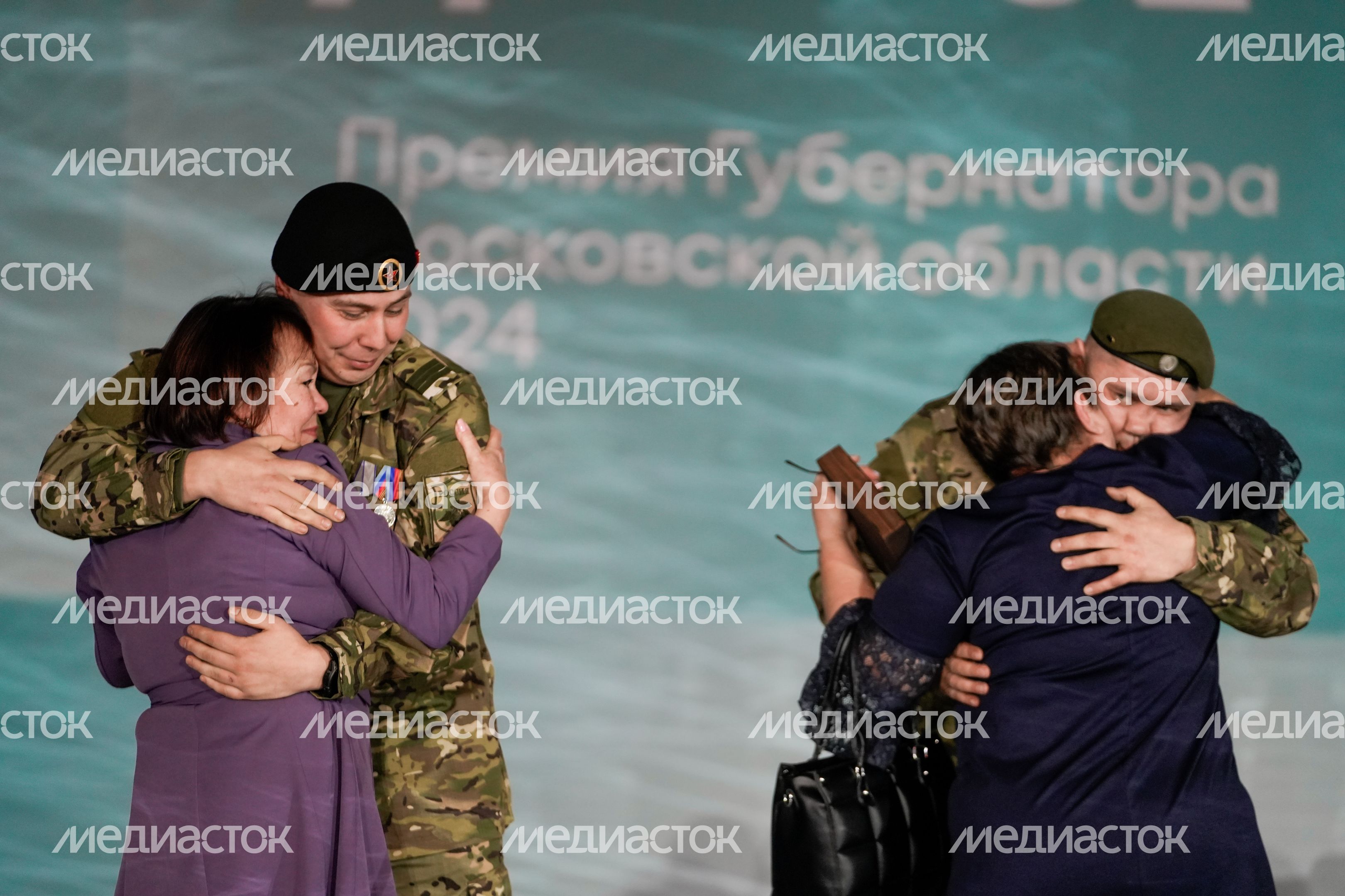Матери бойцов СВО встретились с сыновьями на церемонии вручения премии "Мы рядом. Доброе дело" Матери бойцов СВО встретились с сыновьями на церемонии вручения премии "Мы рядом. Доброе дело"