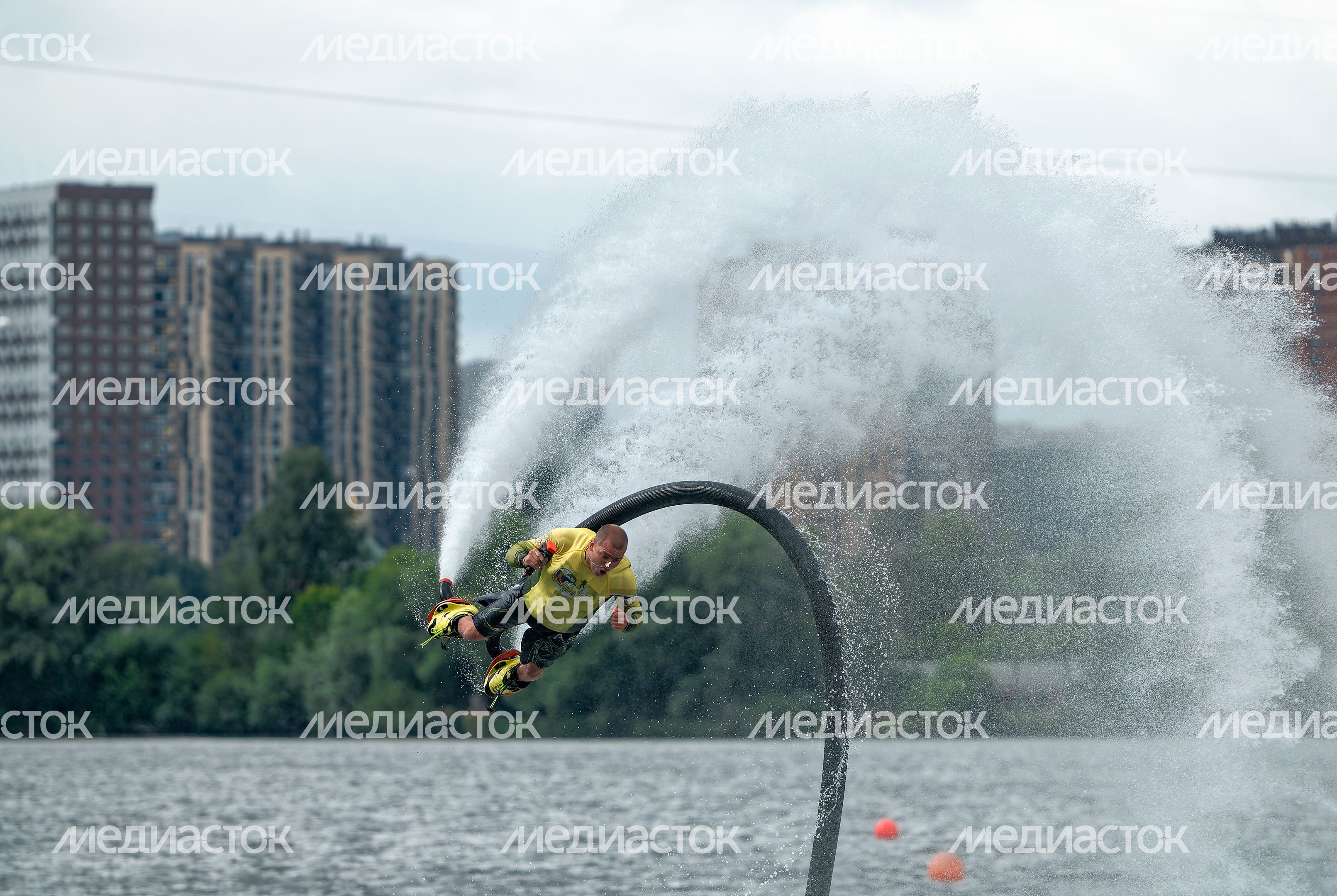 Водное флайборд-шоу провели на пляже «Рублево» на подмосковном солнечном сап-фесте в Красногорске Водное флайборд-шоу провели на пляже «Рублево» на подмосковном солнечном сап-фесте в Красногорске