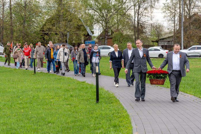 Возложение цветов к месту казни Зои Космодемьянской в День Победы в музейном комплексе «Зоя» Рузского округа