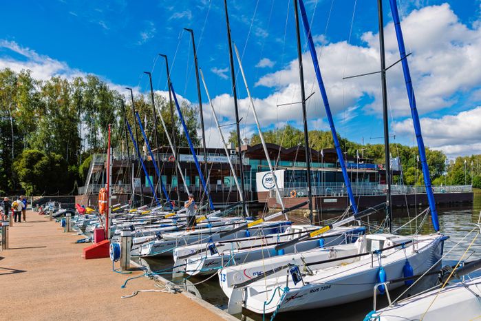 Лодки на причале яхт-клуба Tenzor Sailing Club в Мытищах на берегу Пестовского водохранилища