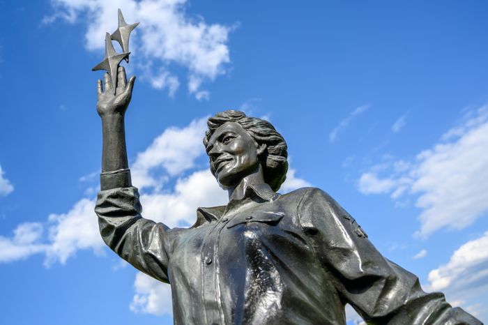Памятники космонавтам в ЖК «Лукино-Варино» поселка Свердловский округа Лосино-Петровский