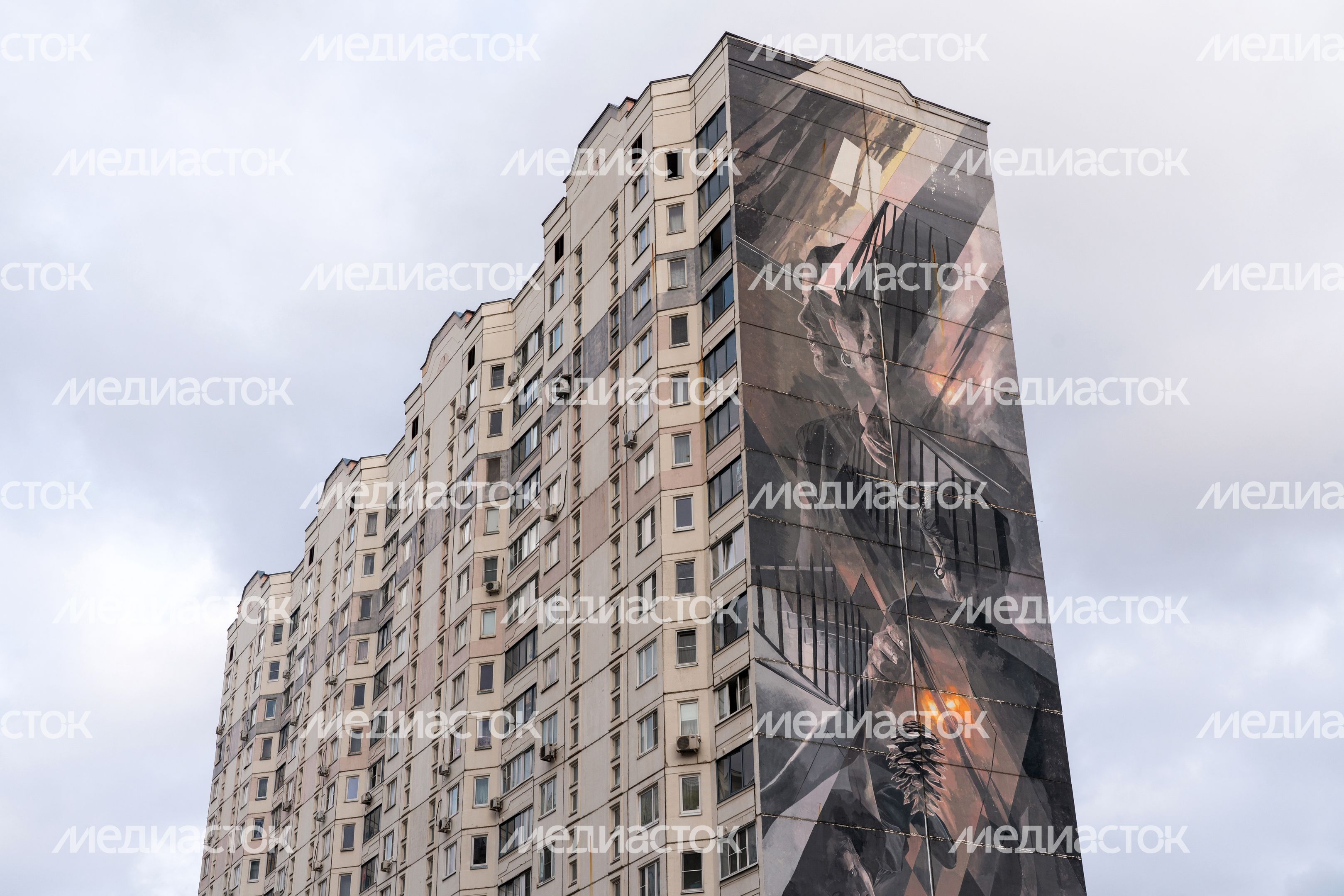 Граффити в Новой Трехгорке в Одинцово. «Истинные ценности» Vesod, Италия. Граффити в Новой Трехгорке в Одинцово. «Истинные ценности» Vesod, Италия.