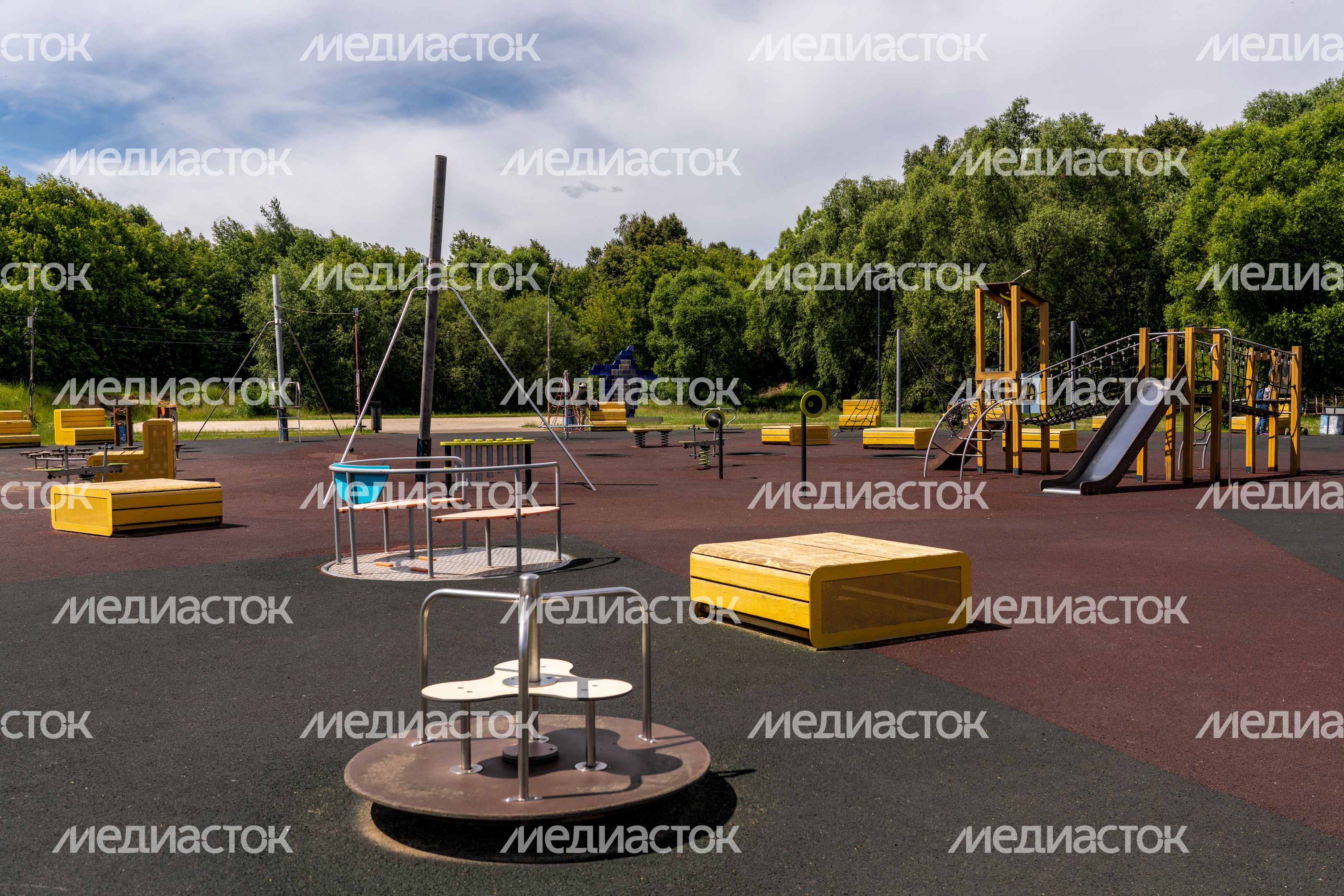 Парк у набережной реки Песочной в Истре