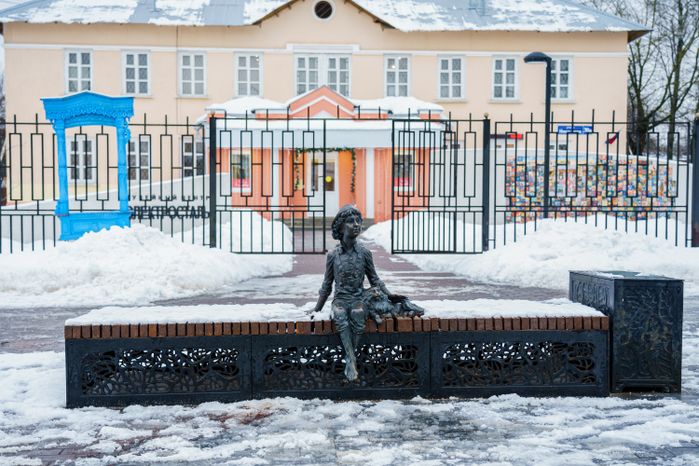 Скульптура «Ангел с котом» на Вознесенской аллее в Электростали