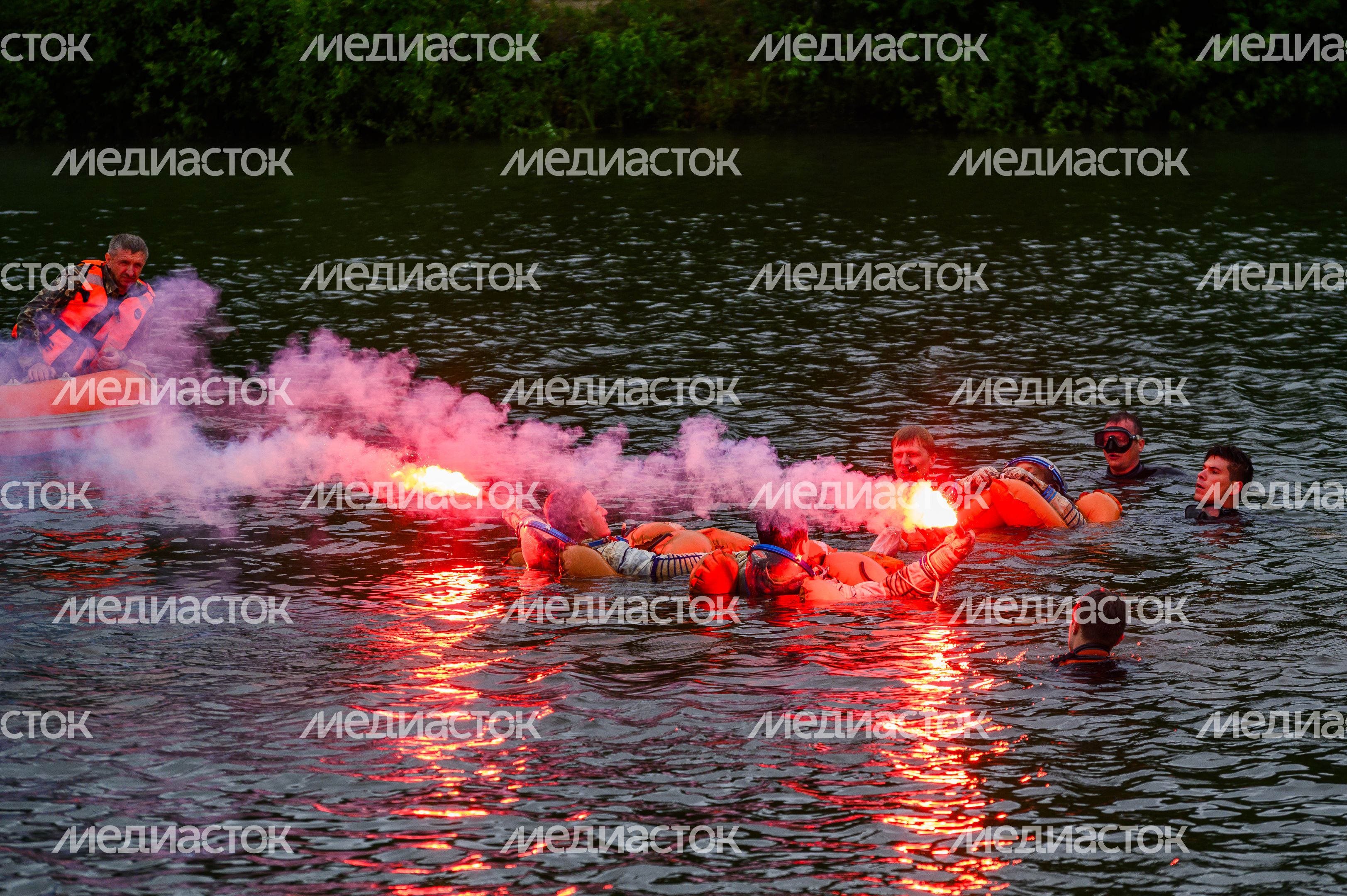 Тренировка космонавтов по действиям после посадки на воду в Ногинске