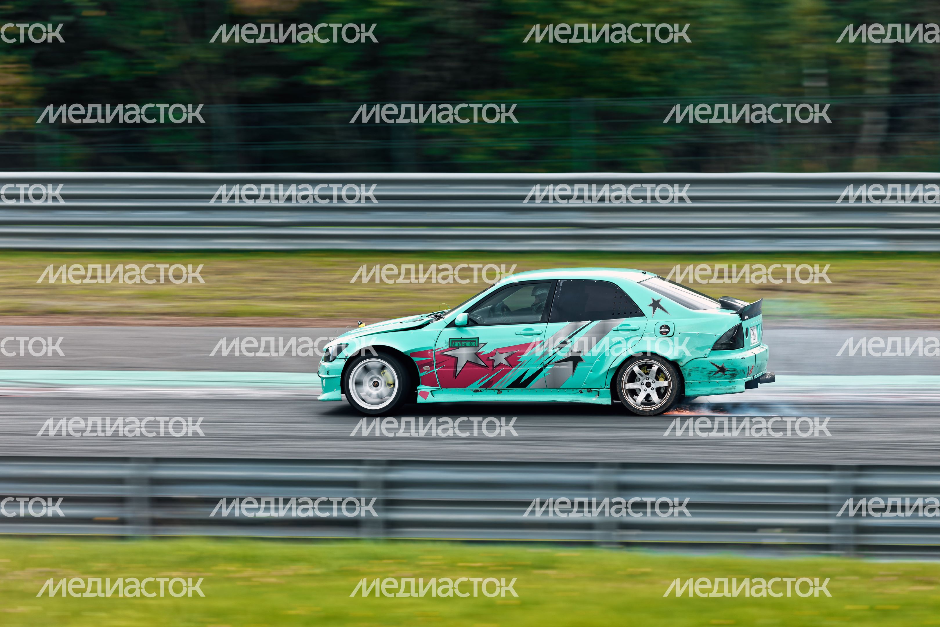 Дрифт-гонка автомобилей по автодрому Moscow Raceway на фестивале «Дрифт Экспо» в Волоколамске
