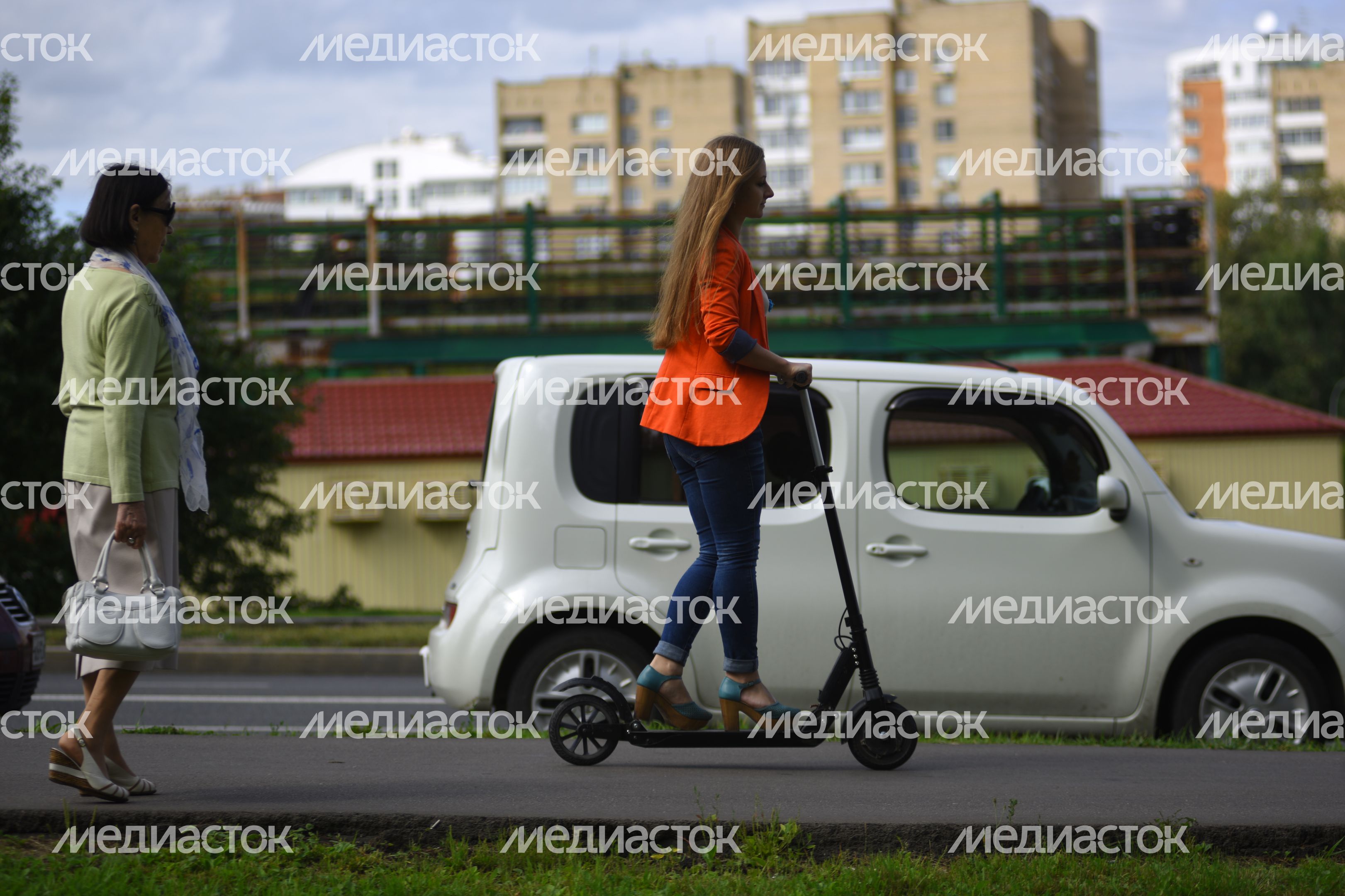 Девушка на электрическом самокате в Москве Девушка на электрическом самокате в Москве