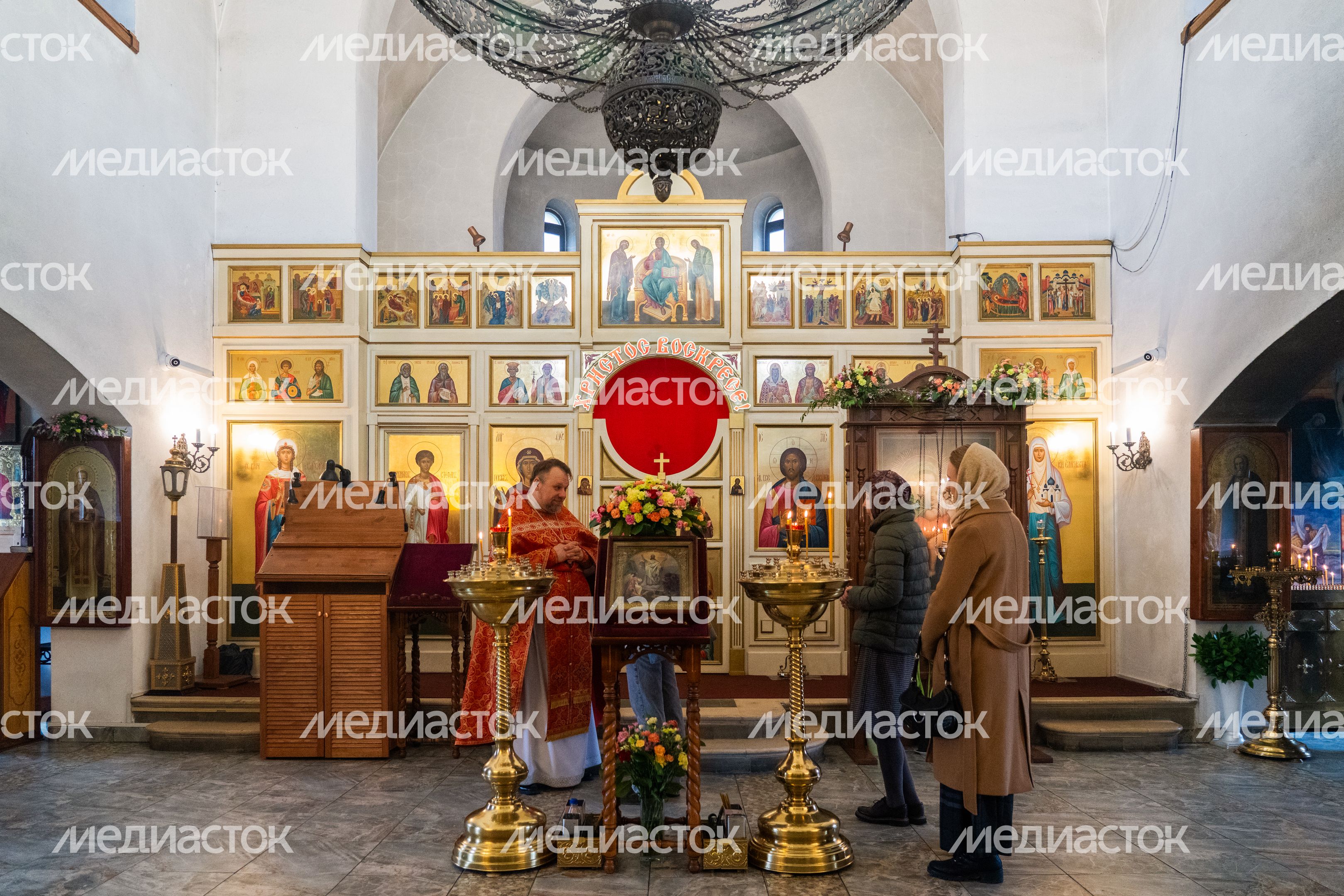 Прихожане в Елисаветинском храме поселка Опалиха Красногорска Прихожане в Елисаветинском храме поселка Опалиха Красногорска