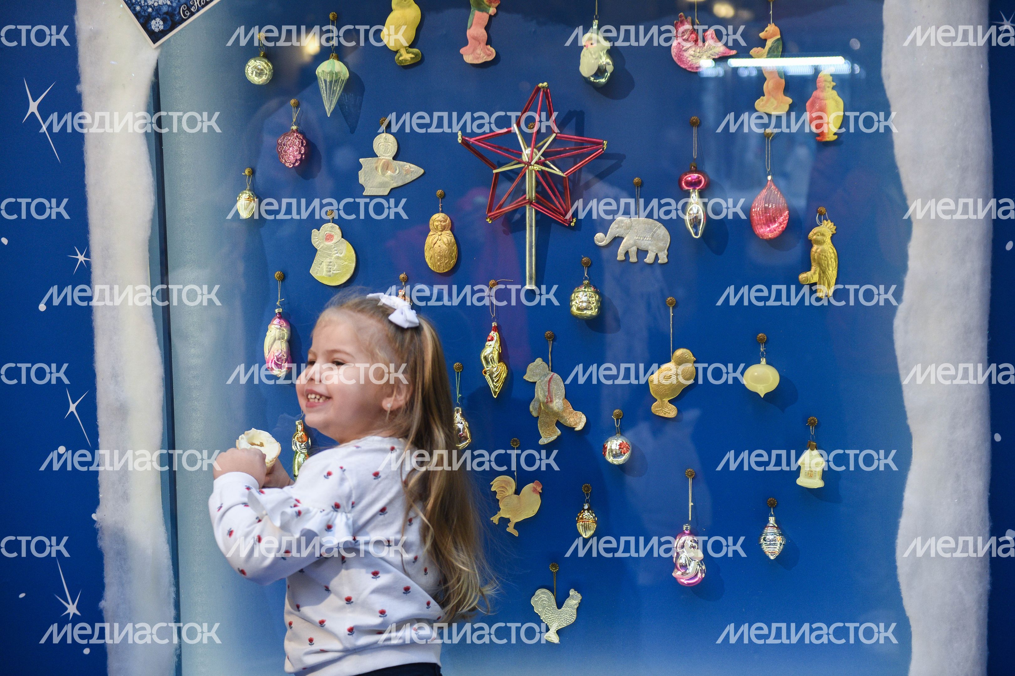 Выставка новогодних игрушек в ГУМе из личной коллекции Александра Олешко