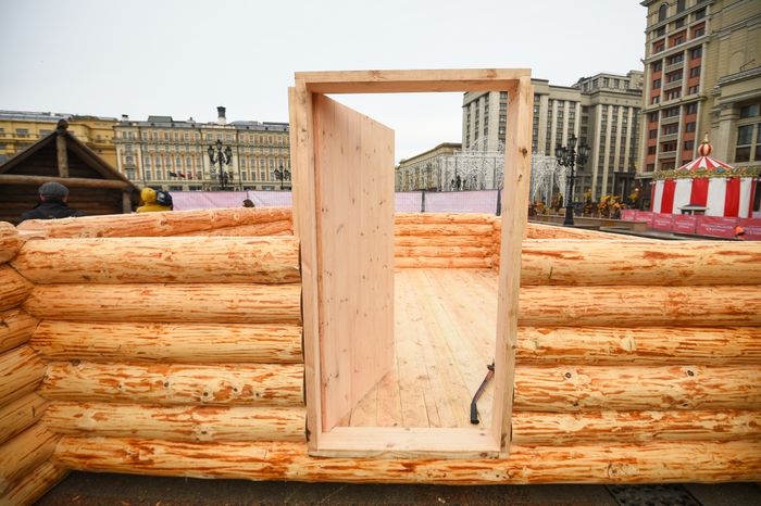 Монтаж инсталляций для фестиваля «Московская Масленица» на Манежной площади