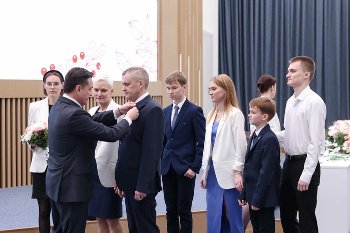 Андрей Воробьев поздравил женщин Подмосковья с Днем матери