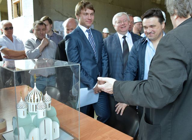 А. Воробьев проверил ход строительства Никольского храма в Красногорске