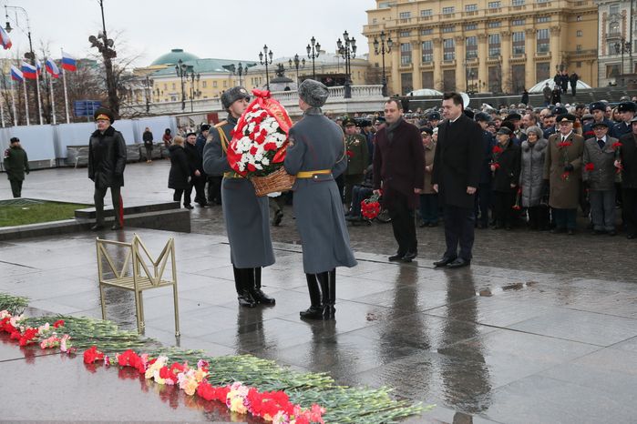 А. Воробьев возложил цветы к Могиле Неизвестного Солдата