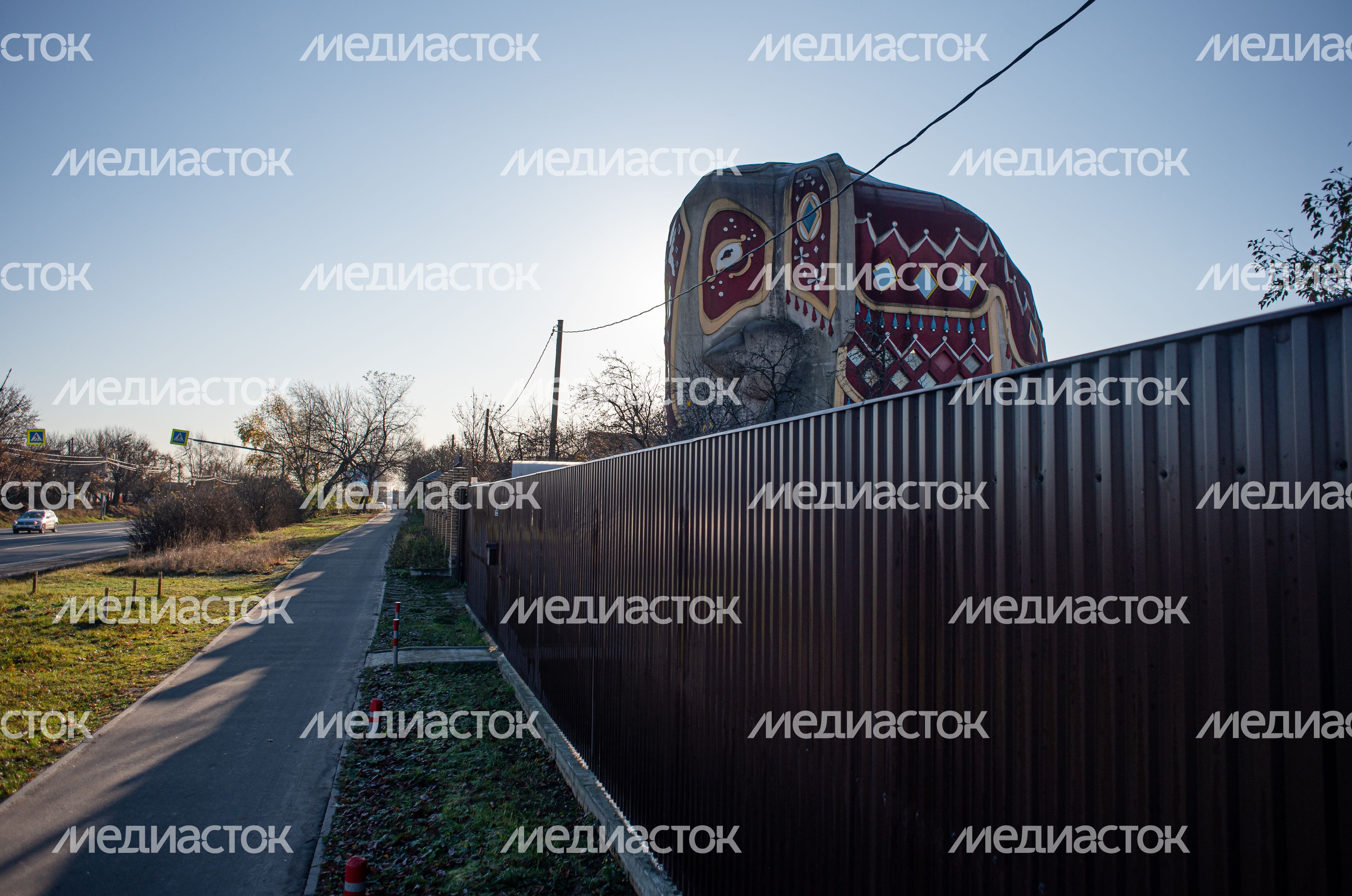 Дом-слон в Подмосковье осенью Дом-слон в Подмосковье осенью
