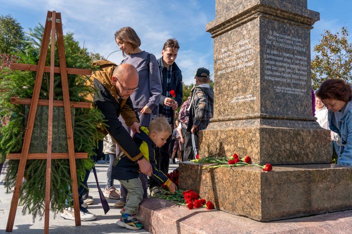 Возложение цветов к месту казни Зои Космодемьянской в музейном комплексе «Зоя» Рузского округа