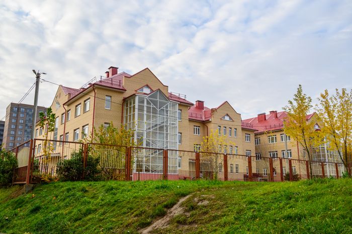 Многоквартирный дом в микрорайоне Авиационный в Домодедово осенью