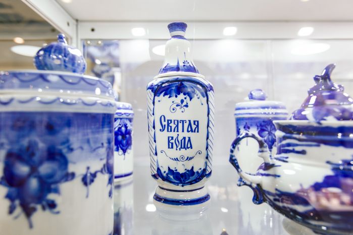 Стенд гжельского промысла на выставке народных художественных промыслов «Ладья. Зимняя сказка 2024»