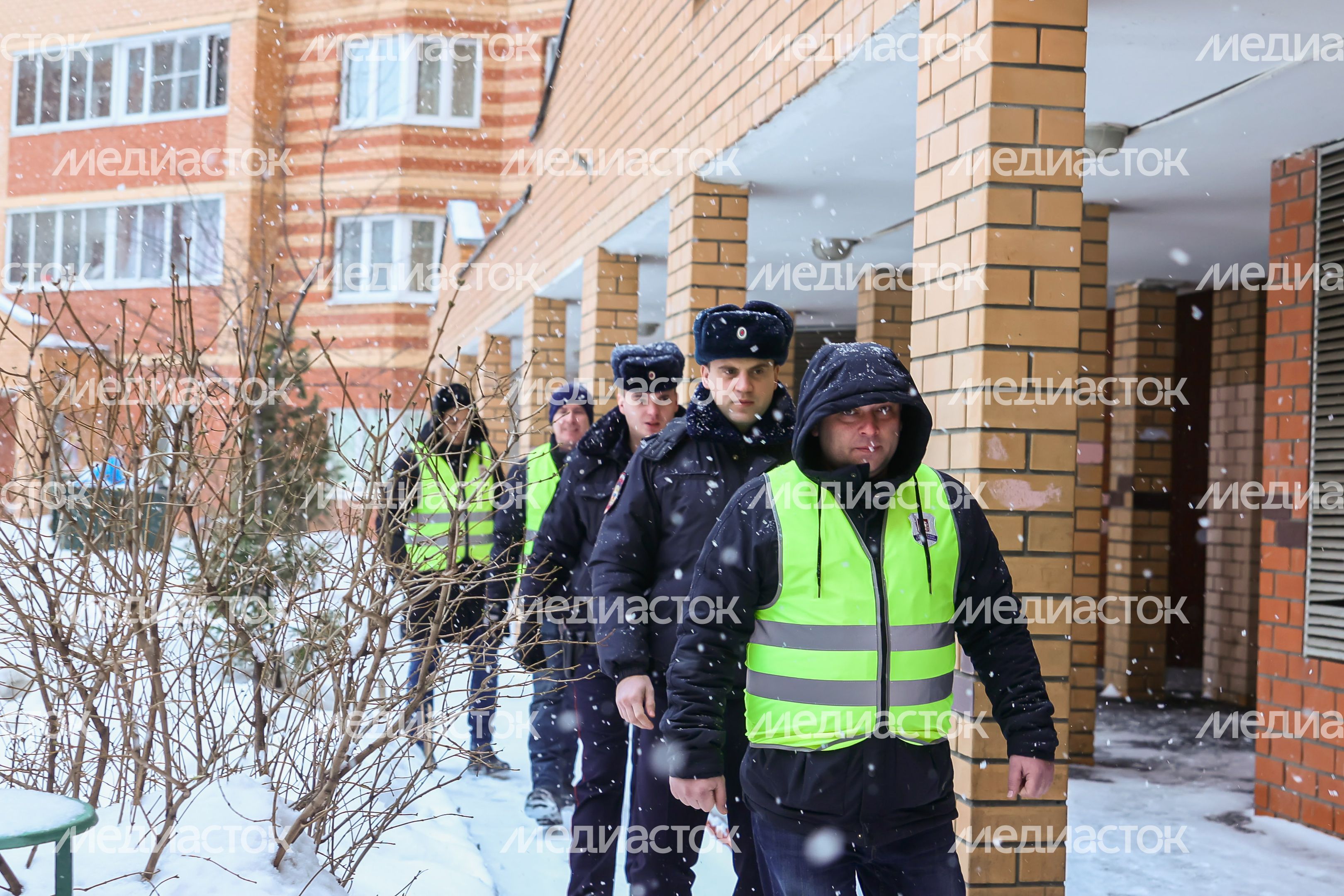Народные дружинники и сотрудники полиции патрулируют улицы Подмосковья Народные дружинники и сотрудники полиции патрулируют улицы Подмосковья