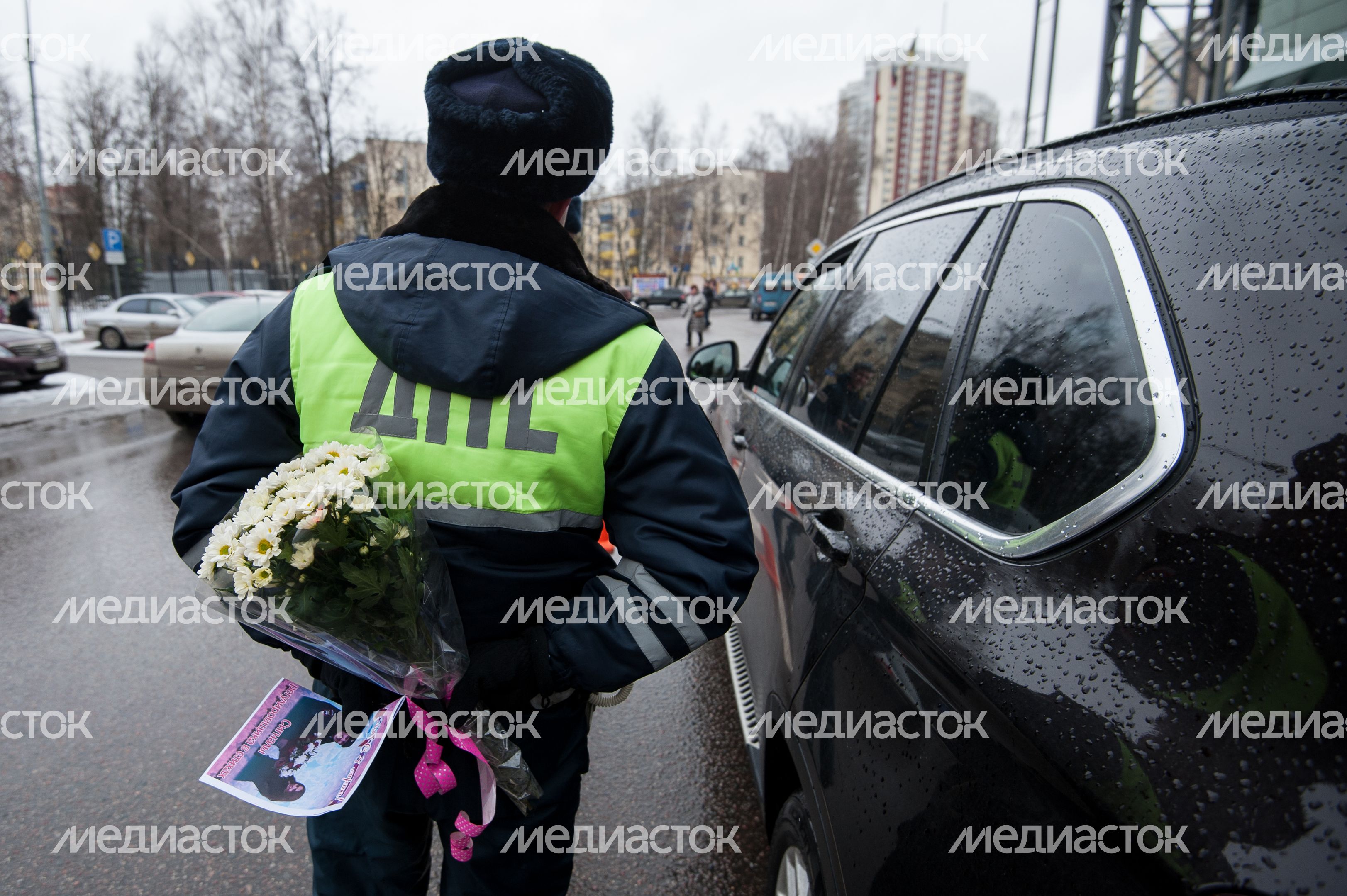 Сотрудники ГИБДД поздравляют женщин в преддверии 8 марта