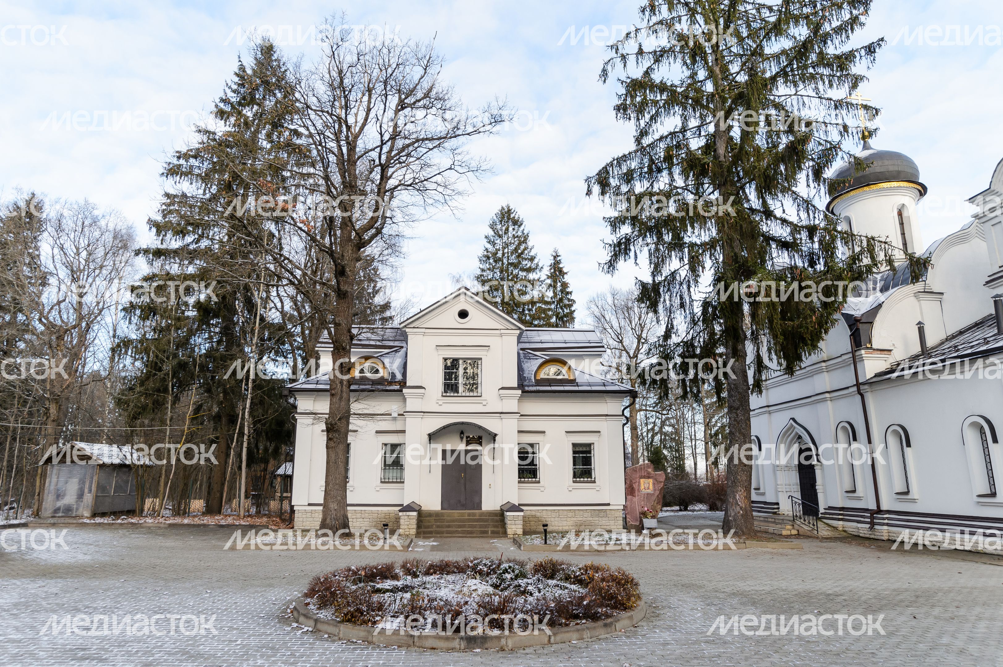 Сергиев Посад. Сергиевский храм. Осень