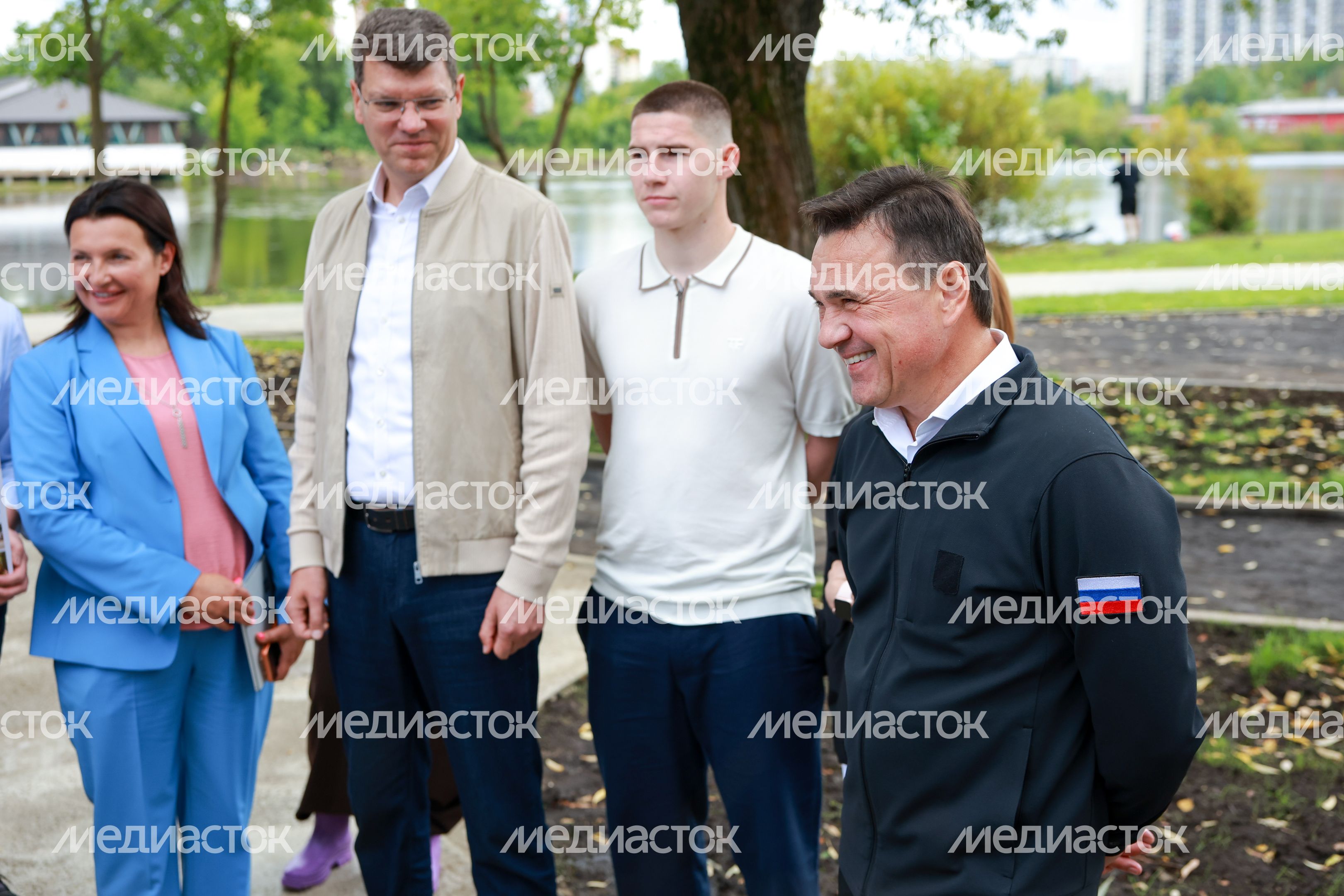 Андрей Воробьев и Денис Кравченко проверили ход благоустройства набережной пруда "Москвич" в Лобне