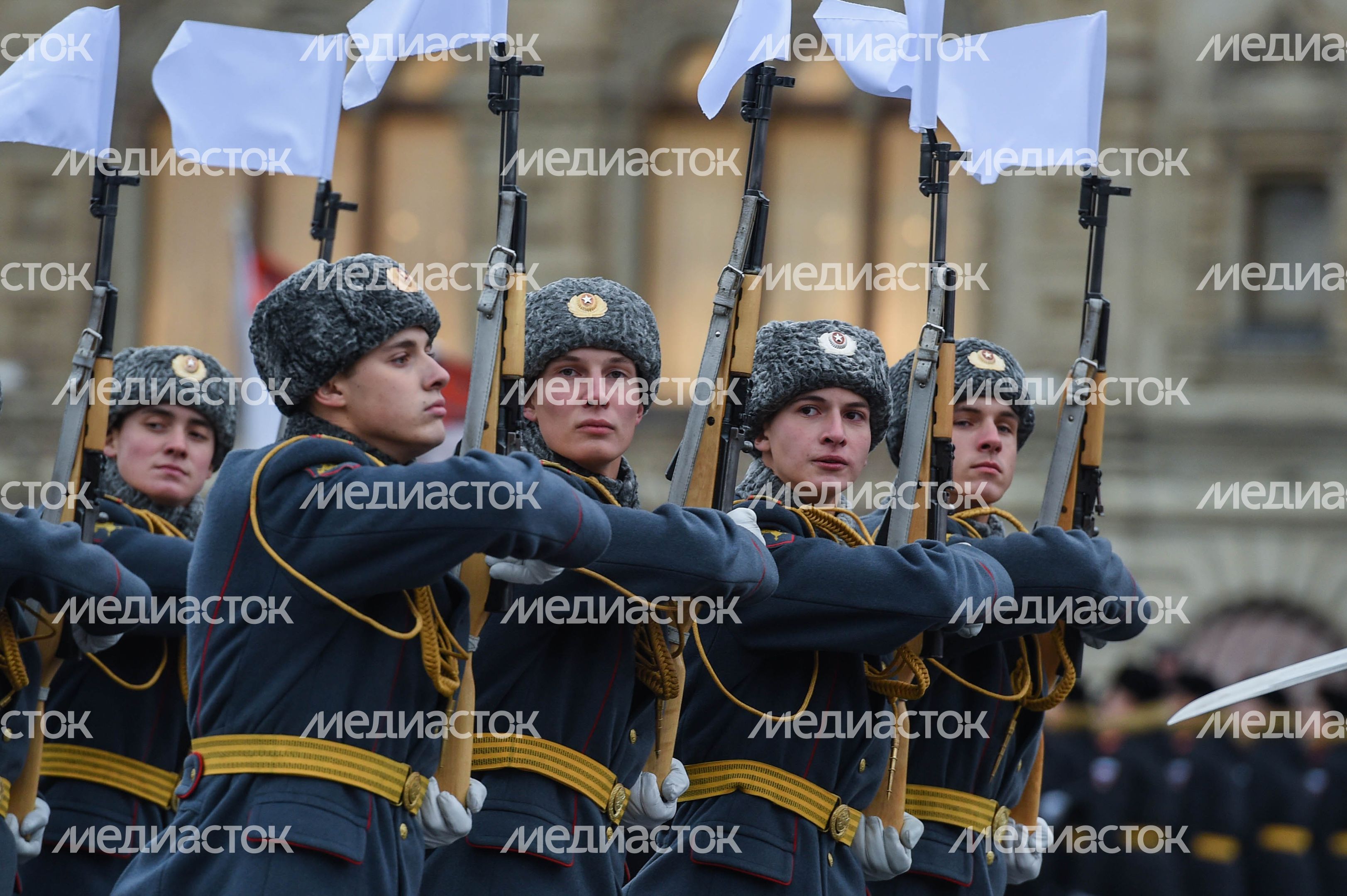 Торжественный марш в честь парада 1941 года на Красной площади в Москве