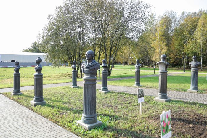 Бюсты в Аллее правителей в усадьбе Татищева под Солнечногорском