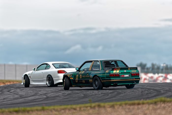 Дрифт-гонка автомобилей по автодрому Moscow Raceway на фестивале «Дрифт Экспо» в Волоколамске