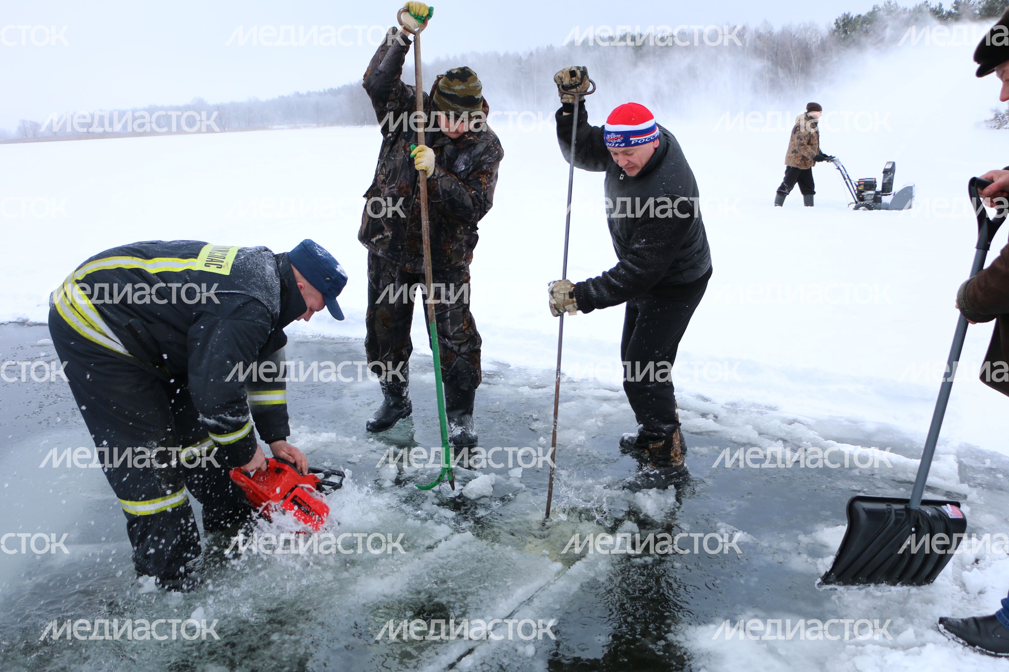 Подготовка к Крещенским купаниям в Лотошино