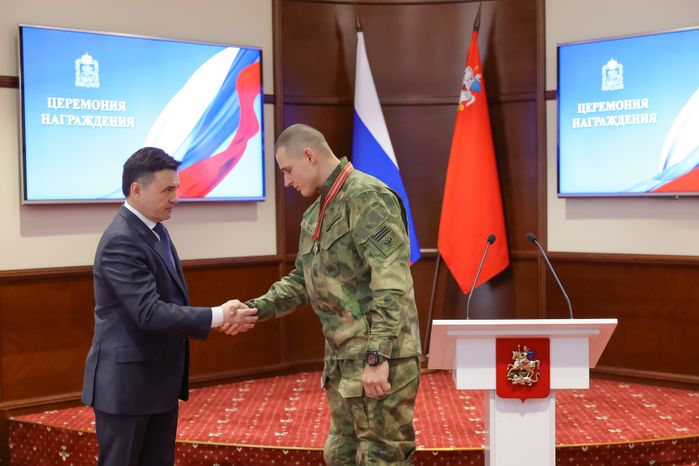 Андрей Воробьев наградил участников СВО, спасателей, врачей и росгвардейцев