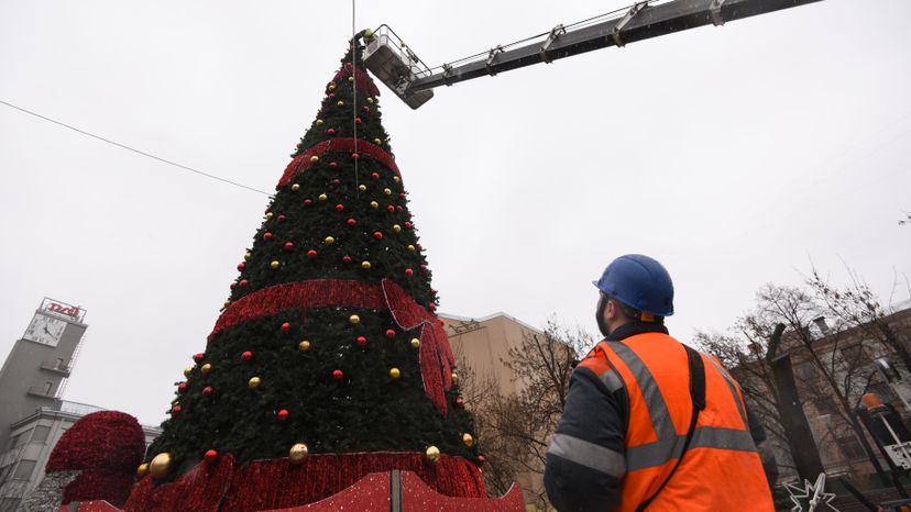 Демонтаж и складирование новогодних елок в Москве