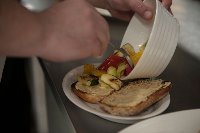 Приготовление чиабатты с хумусом и овощами