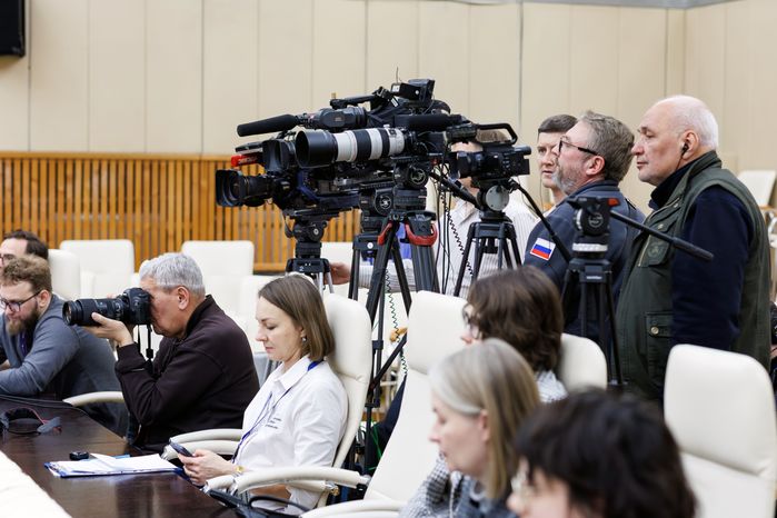 Космонавт Роскосмоса Олег Платонов на пресс-конференции в Звездном городке