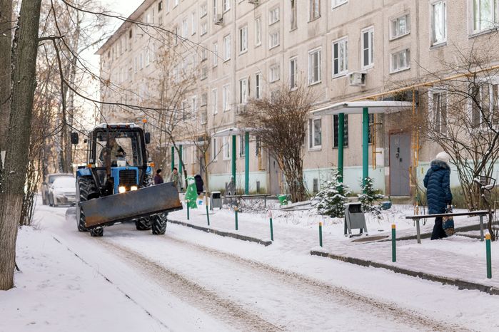 Уборка территории дворов от снега в Балашихе