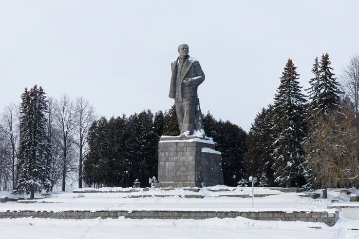Памятник В.И. Ленину на набережной канала имени Москвы в городе Дубна зимой