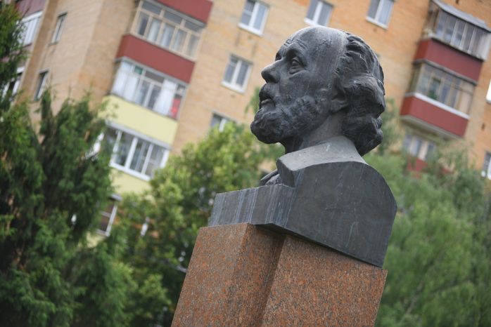 Памятник Константину Циолковскому в Долгопрудном