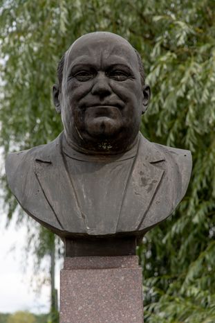 Памятник Н.Н. Лазурину