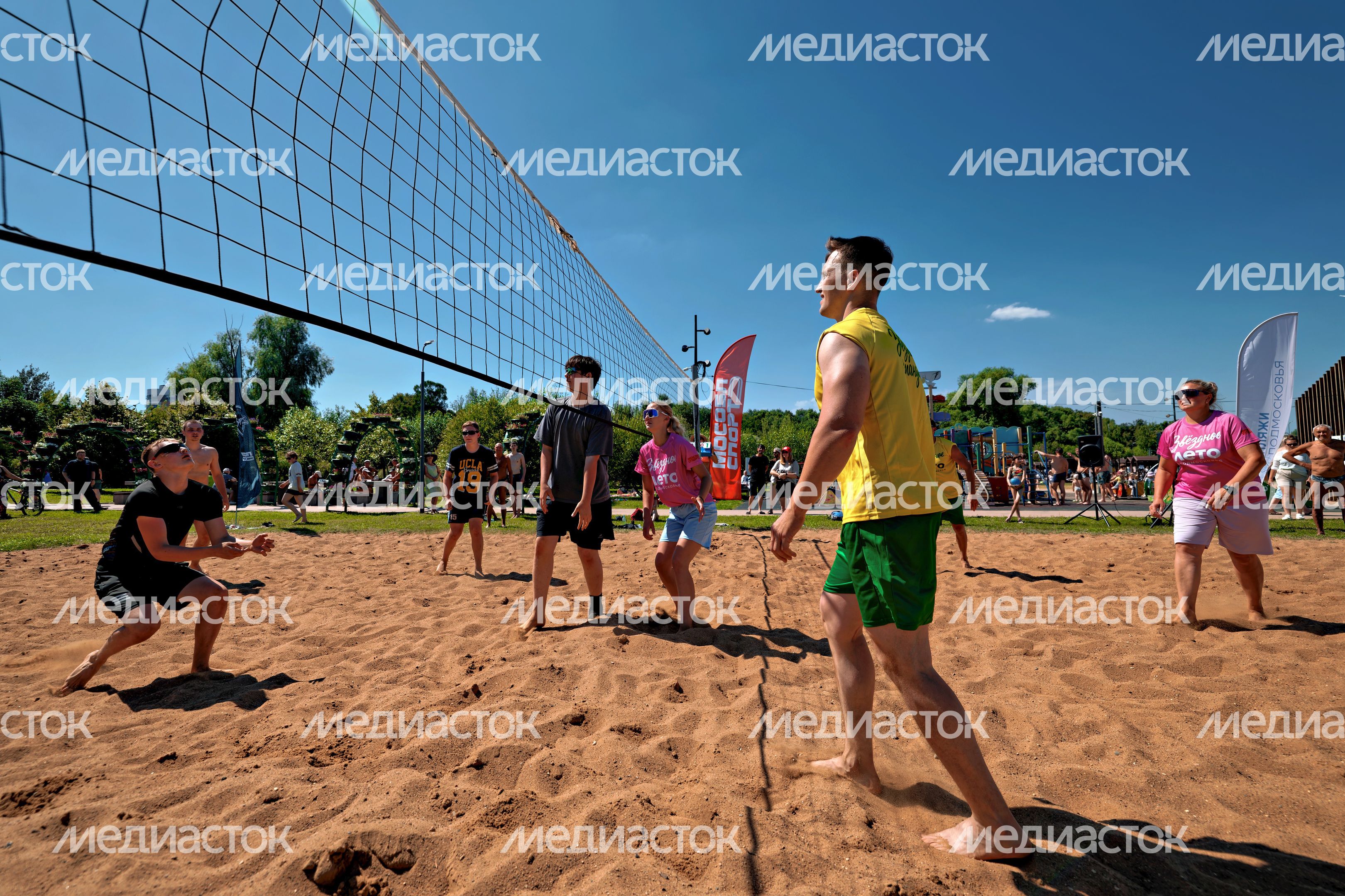 Волейбол со звездами на семейном фестивале «Звездное лето в Подмосковье» на набережной озера Сенеж