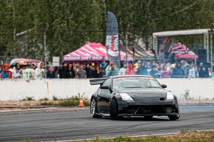 Гонка автомобилей на дрифт-фестивале скорости и драйва Drift Expo Track Mode 2025