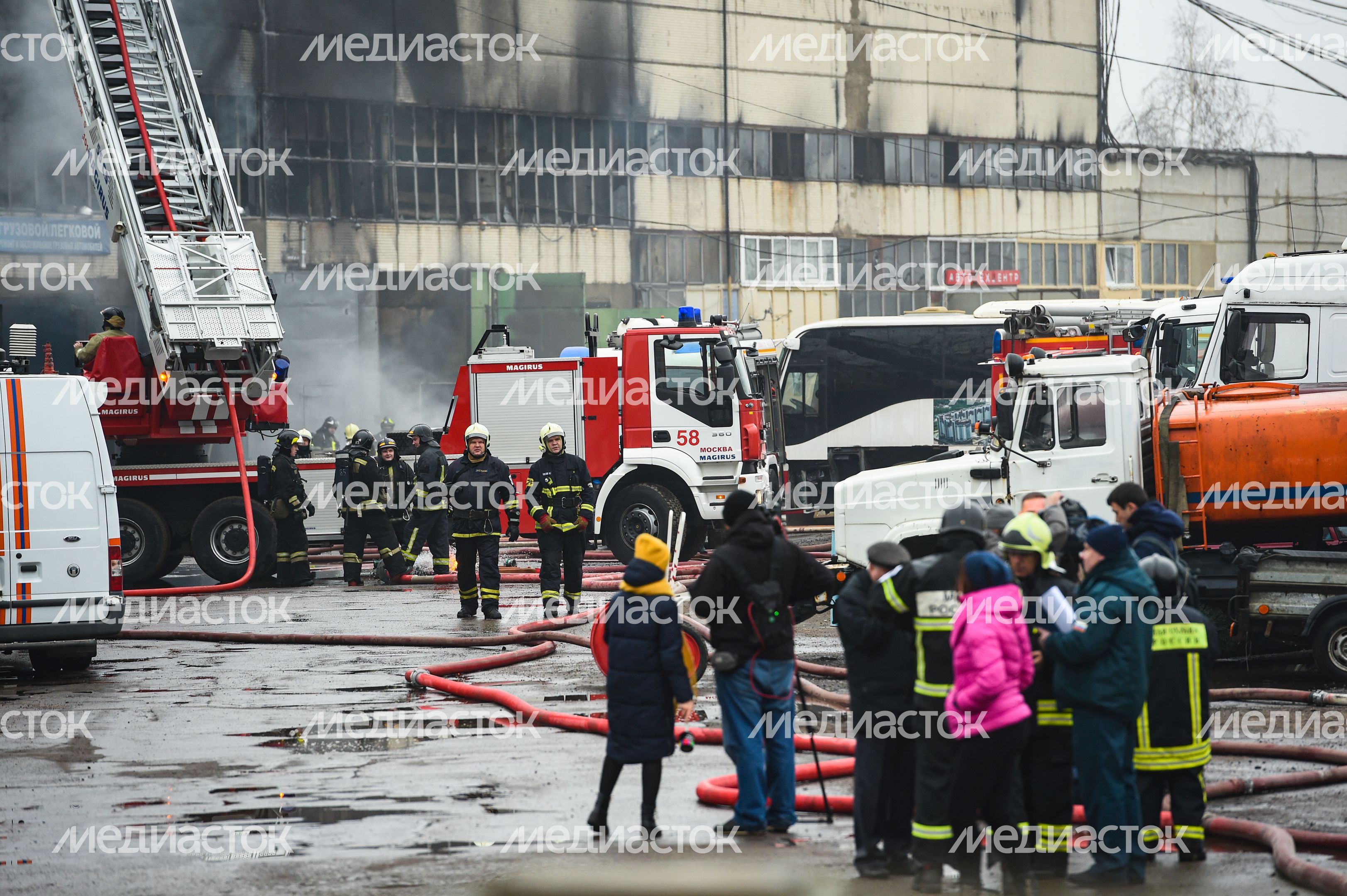 Пожар в складском помещении на улице Маршала Прошлякова в Москве
