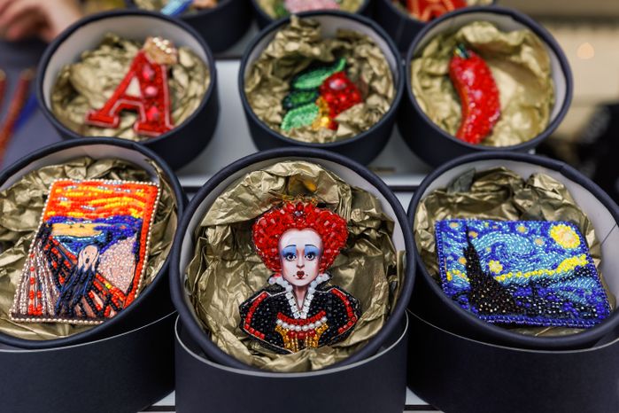 Авторские украшения местных мастеров на ярмарке подмосковных брендов «100% Подмосковье. Встречаем осень» в Красногорске
