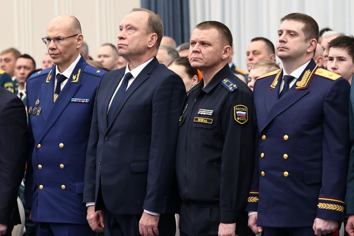 Сотрудников МЧС поздравили с Днем спасателя и 35-летием ведомства