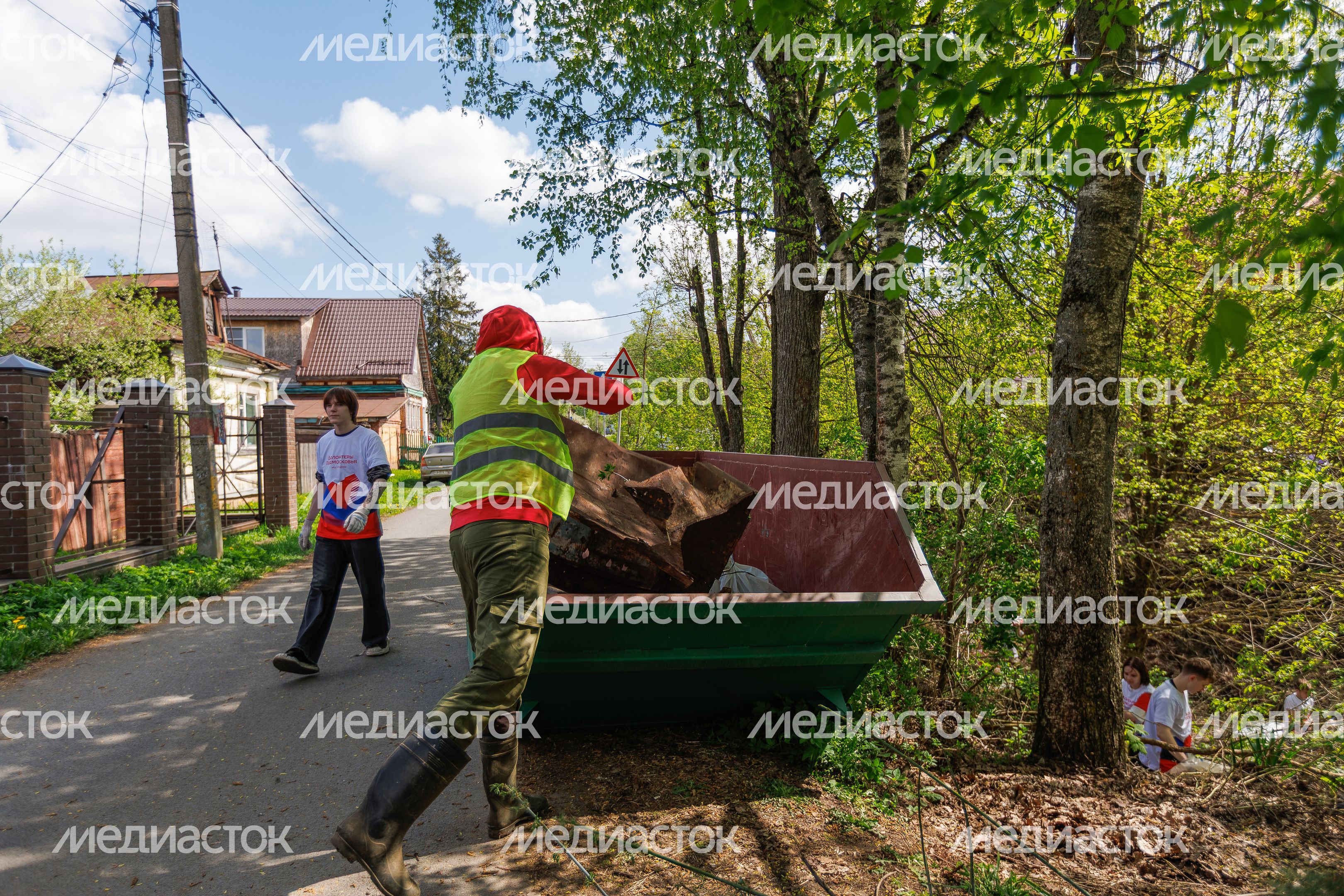 Волонтеры очистили овраг и русло реки Кочуры в Сергиево-Посадском округе от мусора Волонтеры очистили овраг и русло реки Кочуры в Сергиево-Посадском округе от мусора