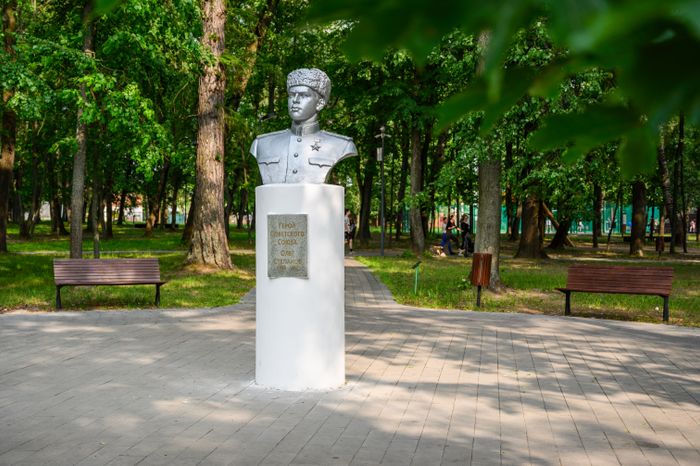 Бюст героя Великой Отечественной войны Олега Степанова в парке культуры и отдыха им. Олега Степанова в Серпухове